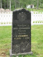  Familjen Erik Strömbergs, Vilorum, Björna. Gravsatta är  Erik Strömberg 1829-1906 (inga uppgifter om att hans hustrur är begravda här). Dottern Anna Carolina 1867-1934 och sonen Zacharias 1870-1962.